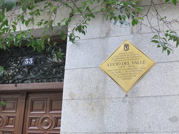 Placa conmemorativa a Lucio del Valle en la calle Valverde